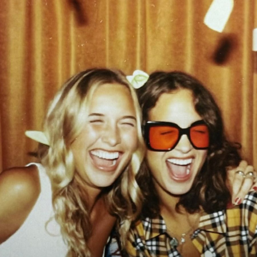 Vriendinnen lachen in de photobooth
