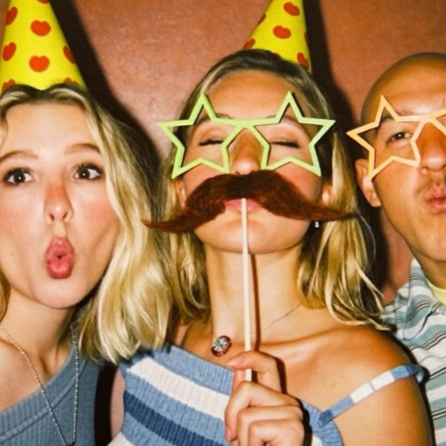Vrienden met props in de photobooth